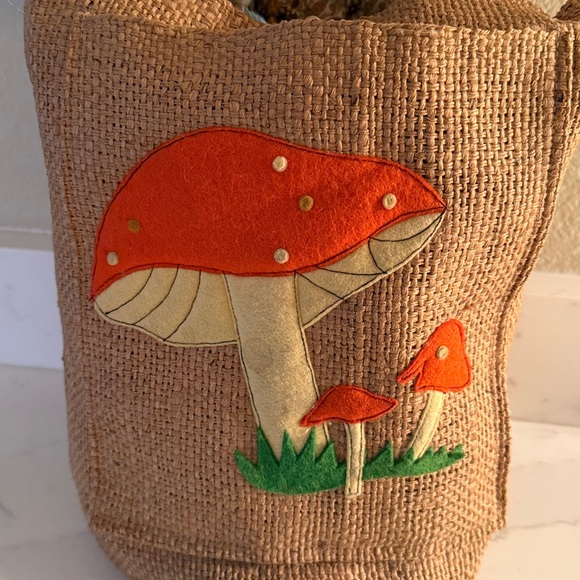 Vintage 70’s Burlap lined Tote Mushroom Design - Picture 2 of 9